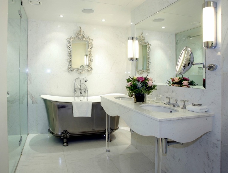 salle de bain ancienne design baignoire miroir mur déco idée fleurs