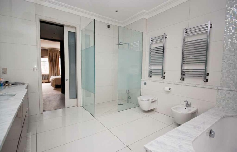 grande salle de bains toilettes design carrelage blanc salle de bains dressing chambre