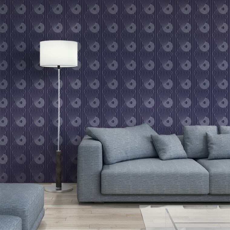 papier peint art déco original violet salon design d'intérieur moderne canapé gris table en verre fauteuil lampe 