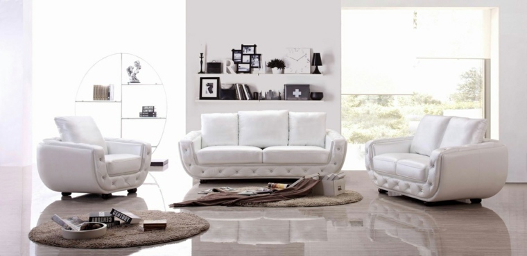 salon déco idée canapé blanc tapis de sol beige noir et blanc fauteuil 