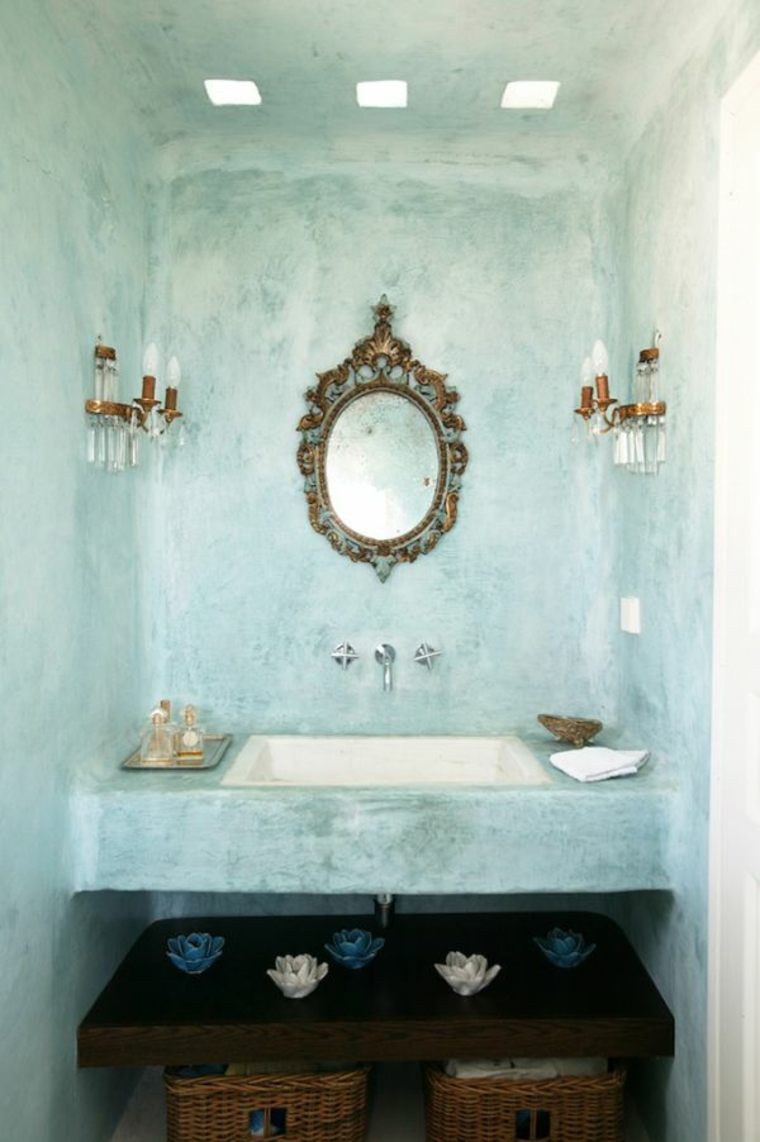 salle de bain bleue ancienne design miroir cadre bois