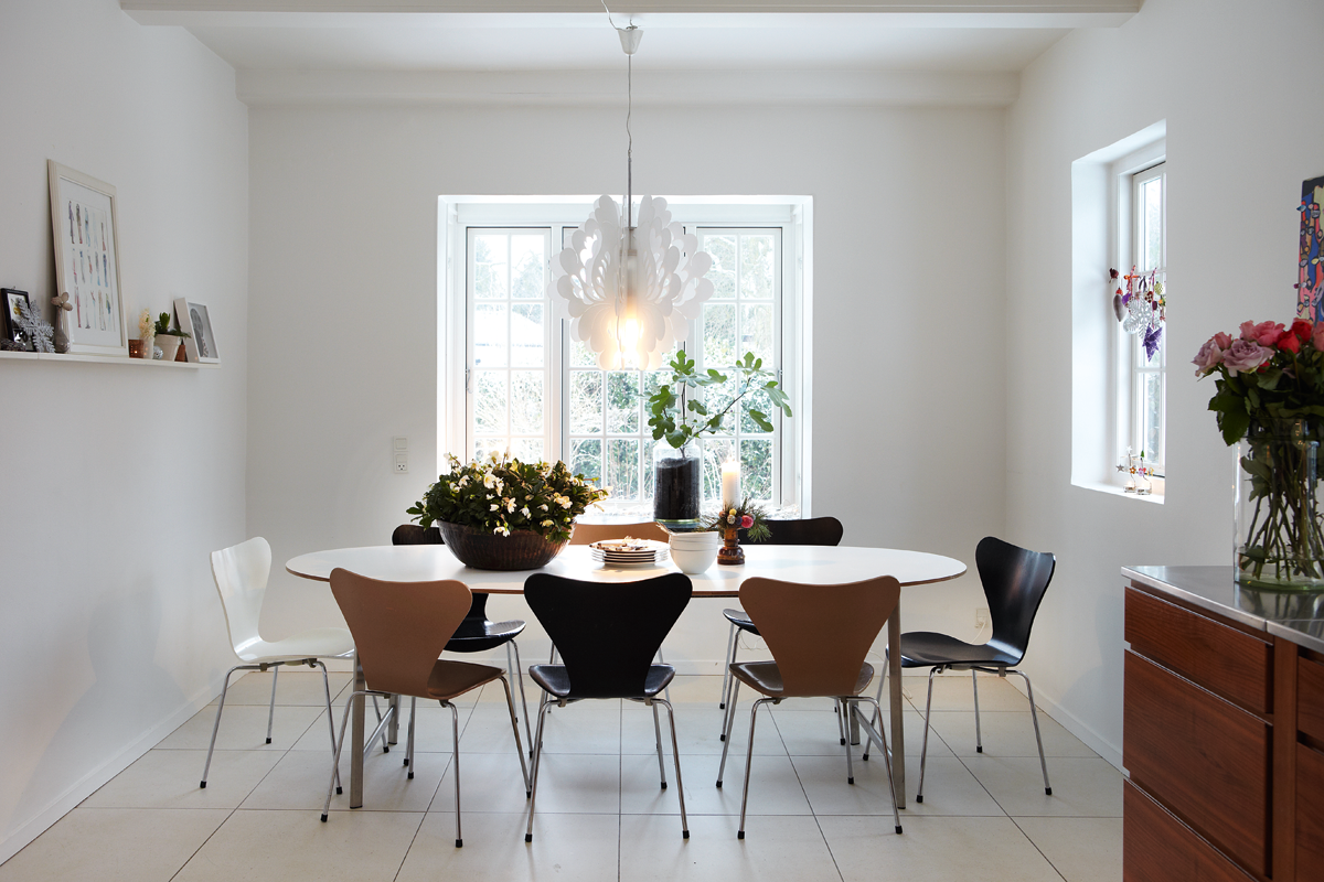 coin repas cuisine style scandinave table bois design luminaire suspendu original chaise déco fleurs plantes