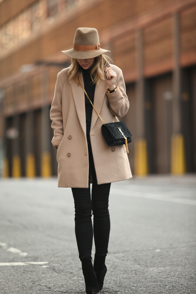 tenue femme simple beige noir