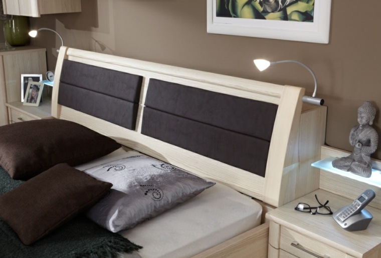 tête de lit originale idée chambre à coucher aménagement éclairage déco mur cadre table de nuit bois 
