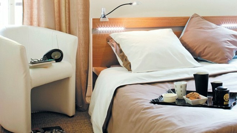 tête de lit en bois éclairage intégré idée tete de lit lumineuse fauteuil blanc