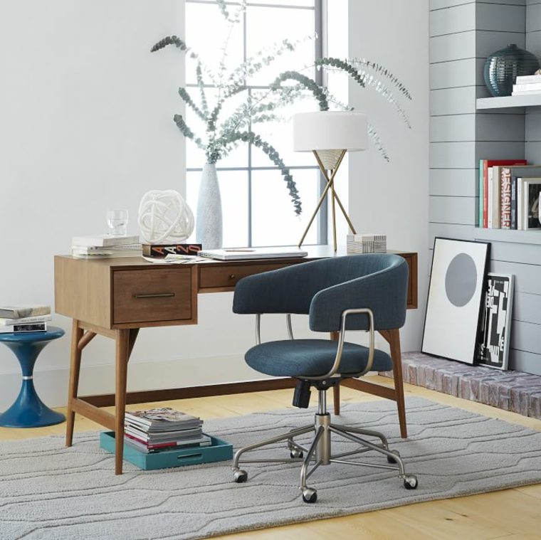 bureau en bois design west elmi idée aménagement moderne fauteuil bleu tapis de sol gris plante déco naturelle 