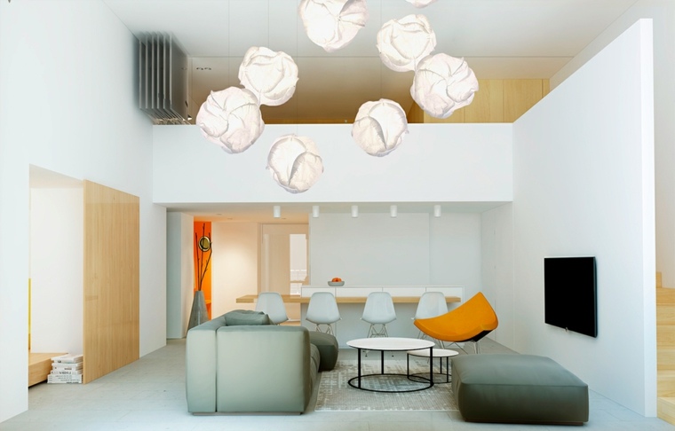 aménagement intérieur moderne design idée luminaires suspension salon canapé gris fauteuil pouf table basse