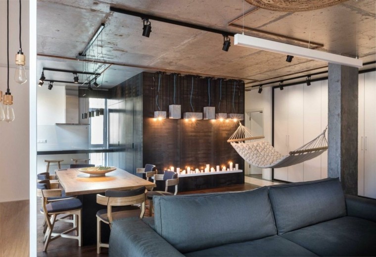 réaménagement appartement design salon canapé gris table en bois chaises luminaire suspendu hamac