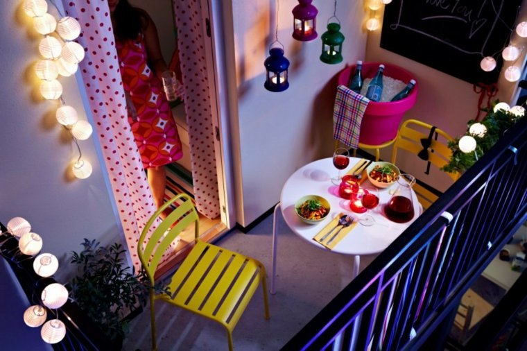 balcon éclairage idée guirlande lumineuse table blanche chaise