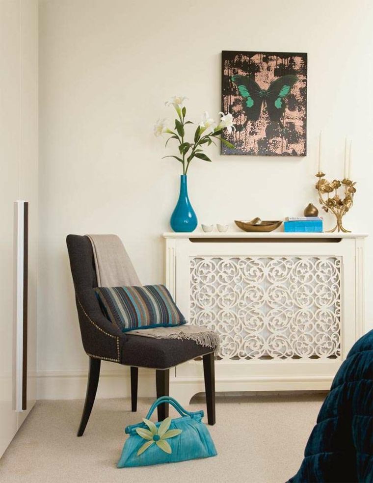 cache radiateur design déco mur tableau bouquet de fleurs fauteuil coussins idée design 