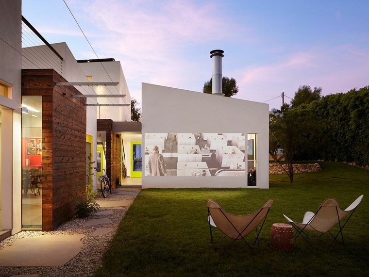 écran extérieur idée projection extérieure terrasse piscine chaise fauteuil jardin