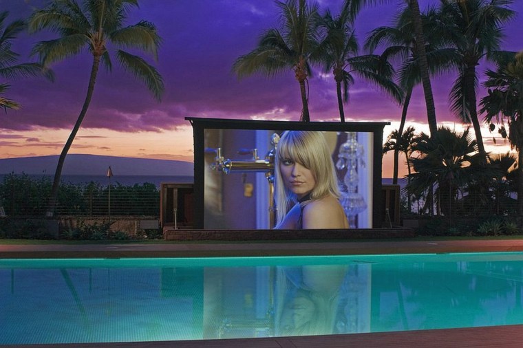 cinéma en plein air piscine terrasse écran extérieur palme déco idée