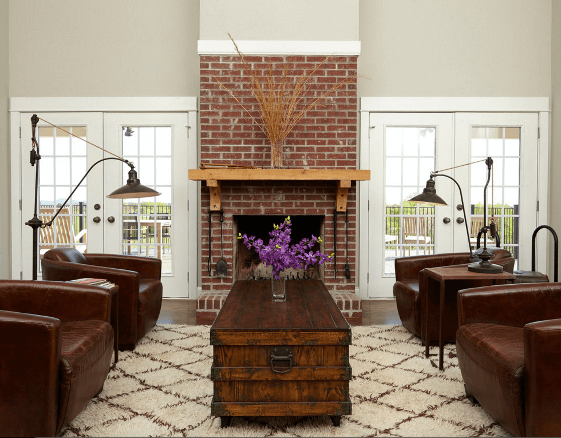 déco salon cheminée déco fleurs bouquet idée table en bois design fauteuil cuir