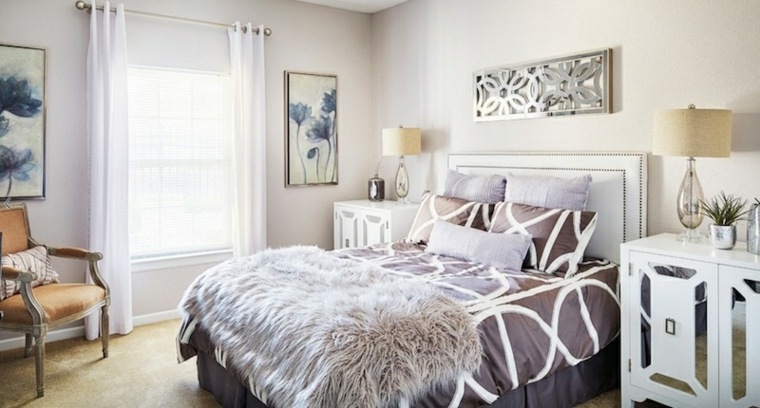 décoration murale chambre idée design lit moderne meuble blanc bois design lampe déco idée fauteuil coussins