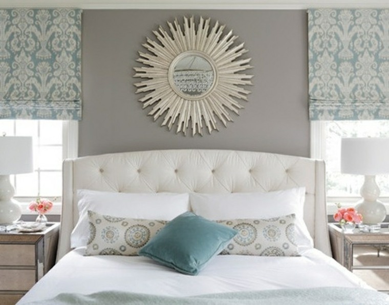 miroir soleil design tête de lit matelassée design moderne coussins déco en bleu rideaux bleu blanc design table basse bois déco fleurs