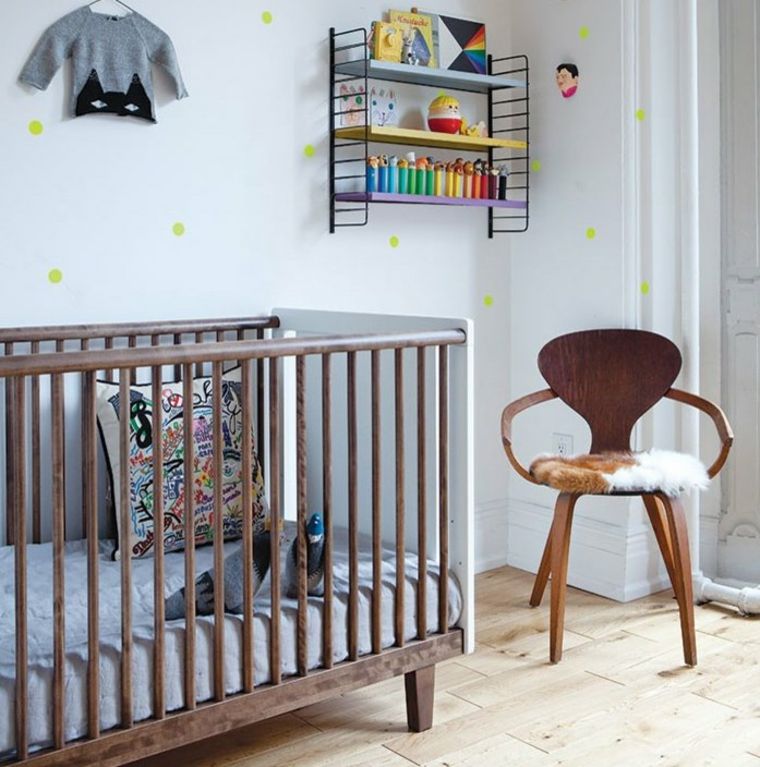 décoration chambre de bébé meuble bois lit design oeuf chaise étagères papier peint mur