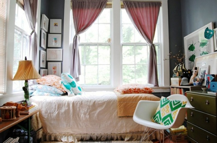 chambres à coucher moderne design idée décoration murale cadre lit fauteuil blanc coussins moderne déco cadres