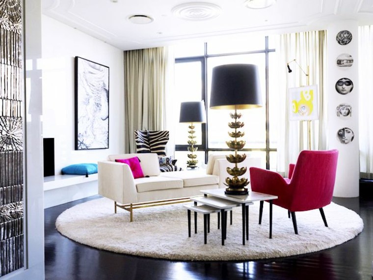 salon moderne idée aménagement design fauteuil rose tapis de sol blanc rond 