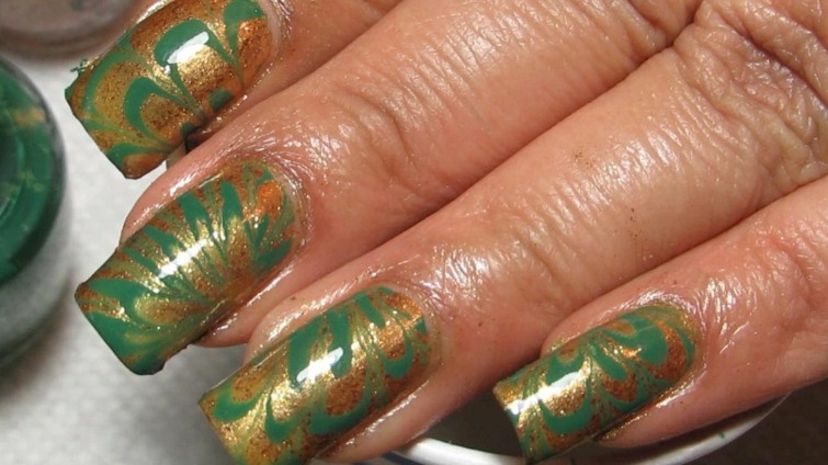 décoration ongles effet marbre vert dore