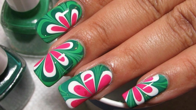 décoration ongles effet marbre vert rose