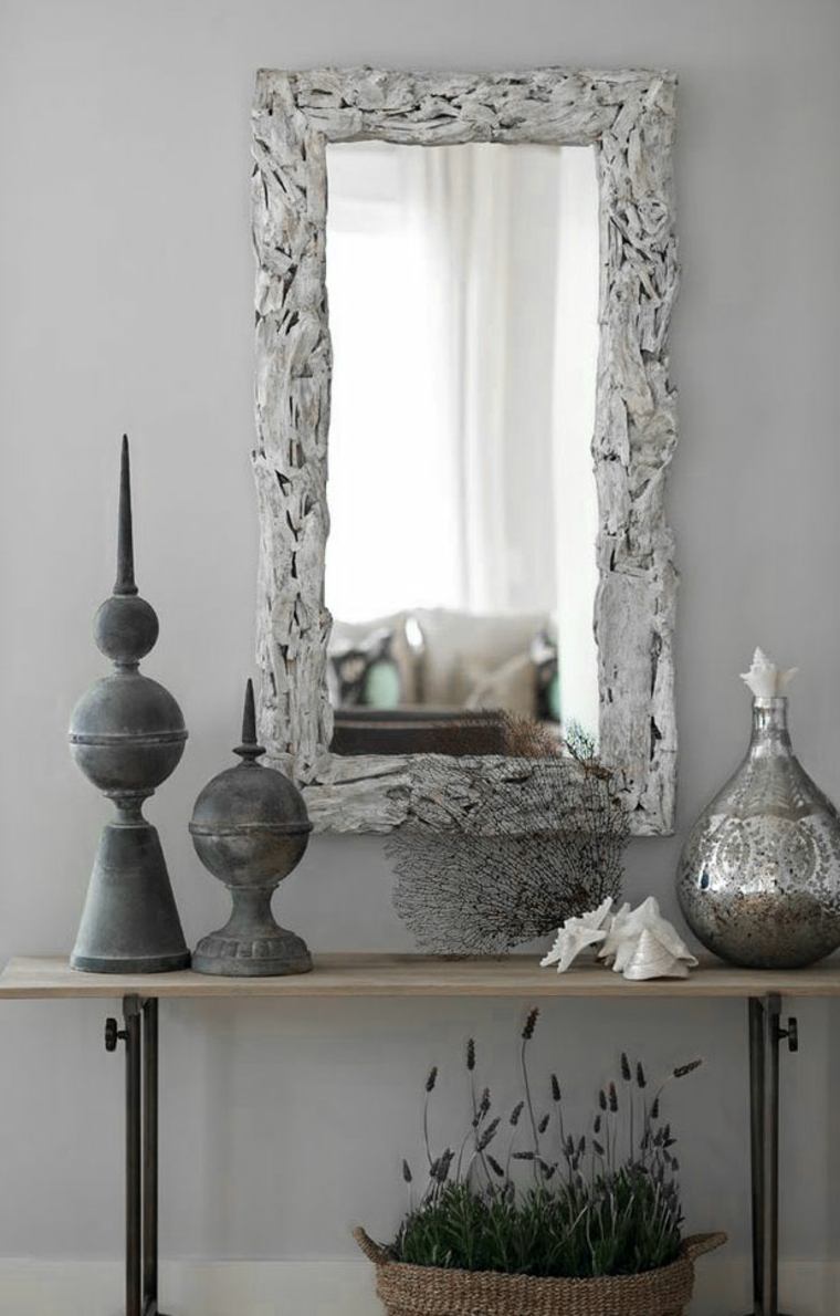 entrée déco cadres miroir design idée accrochage mur design table en bois fleurs décoration 