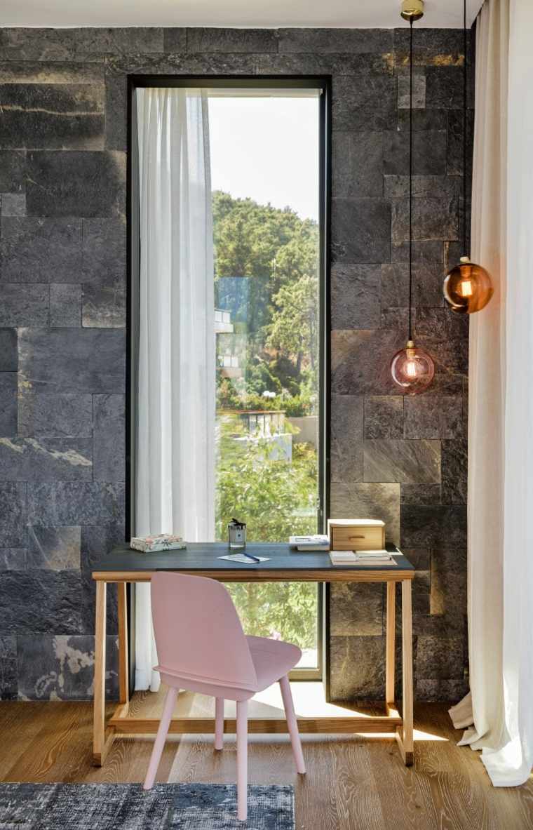 design intérieur moderne bureau en bois chaise rose design luminaire suspension déco mur pierre idées 
