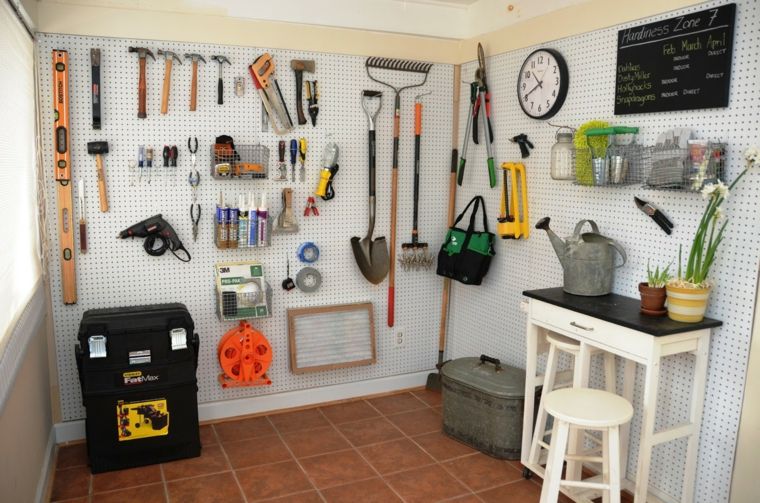 range outils de jardin mur garage gain de place idée 