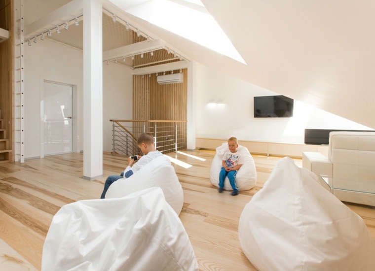 grenier appartement design loft salon pouf idée intérieur minimaliste parquet bois