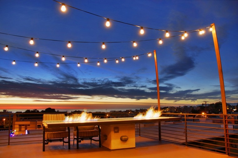 guirlande lumineuse idée éclairage extérieur terrasse balcon design table bois 