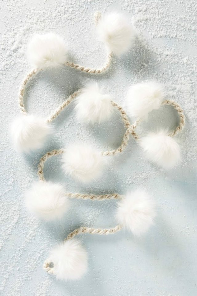 guirlande décorative noël idée pompons blancs laine déco idée 