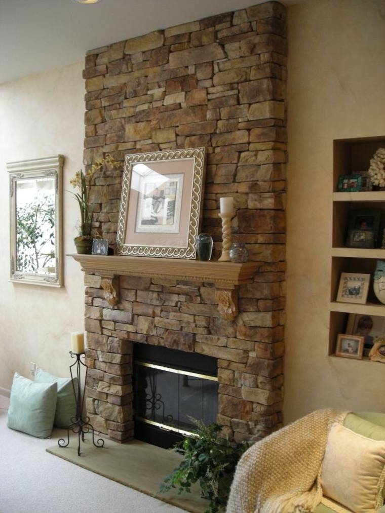 cheminée habillage idée pierre salon design déco bougie mur fauteuil coussins canapés