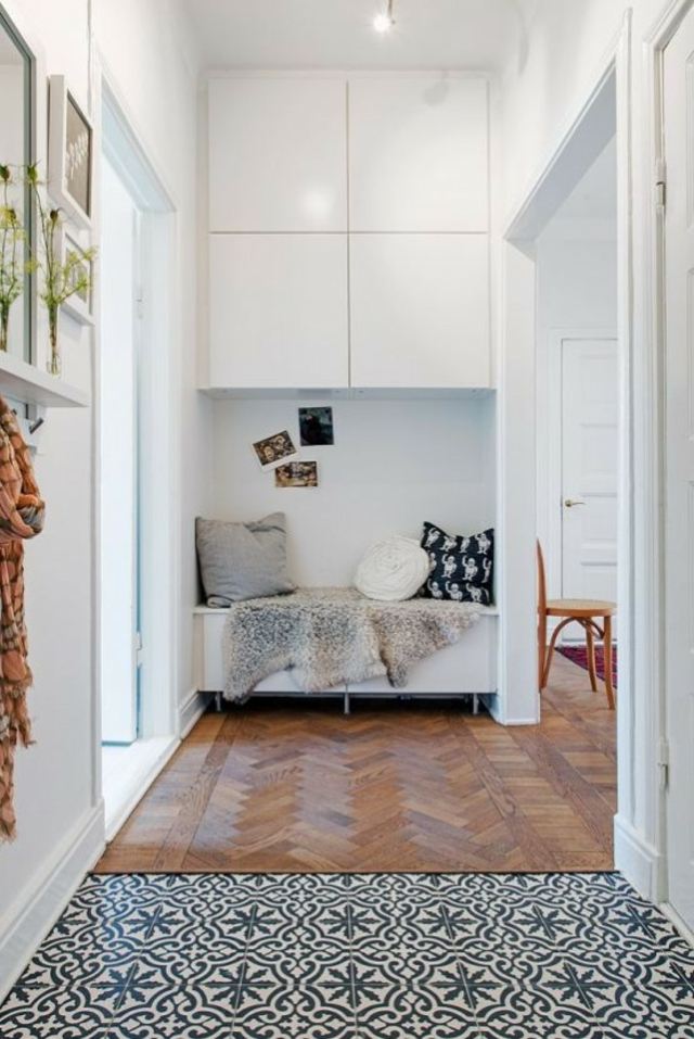 meuble besta ikea design couloir idée rangement banc carrelage noir et blanc parquet bois