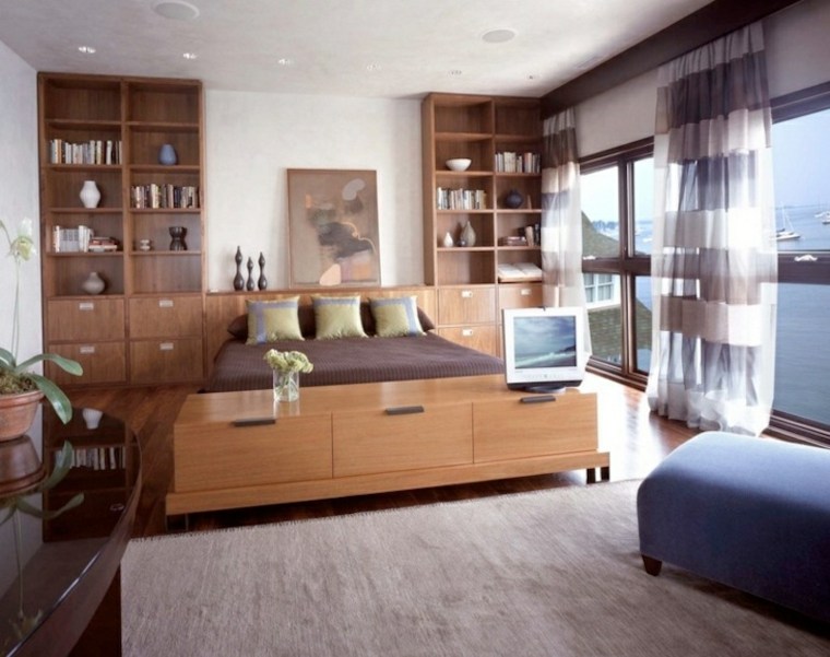 chambre à coucher design bois moderne étagères rangement bois design tapis de sol beige gris rideaux fenetre pouf coussins