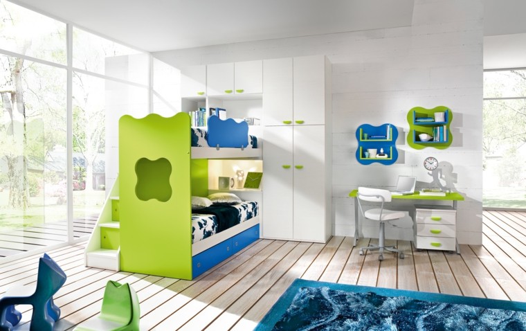 chambre enfant idée lit mezzanine design tapis de sol bleu bureau bois travail chaise étagères rangement 