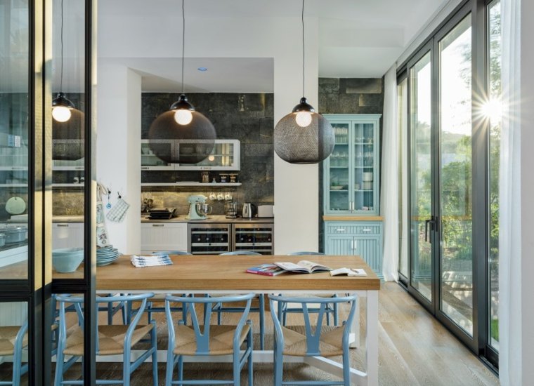 intérieur contemporain maison idée salle à manger table bois luminaires suspendus ofist design studio