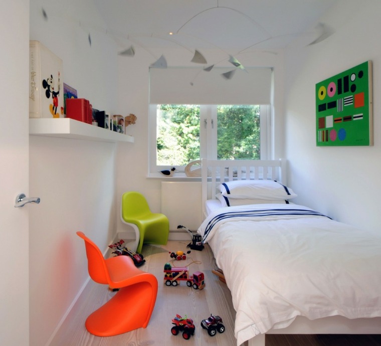 chambres enfant idée déco fauteuil orange vert design décoration murale cadre étagère 