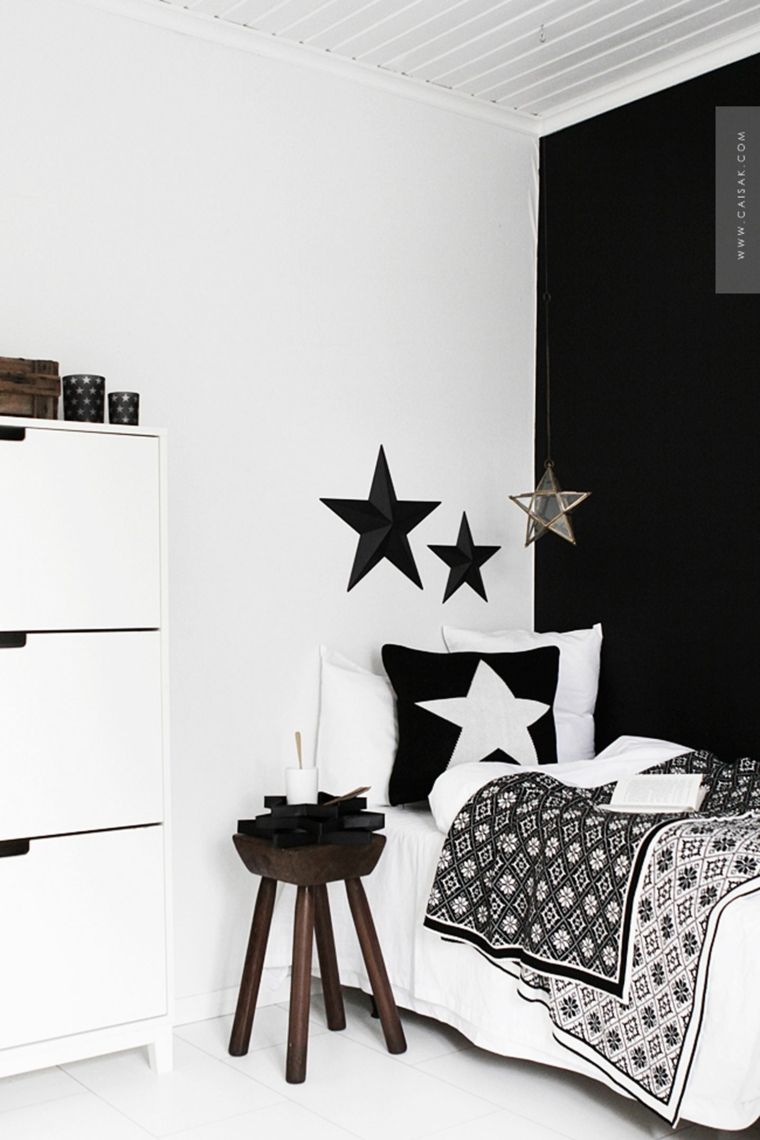 déco chambre enfant noir blanc étoiles suspendues coussins meuble bois design 