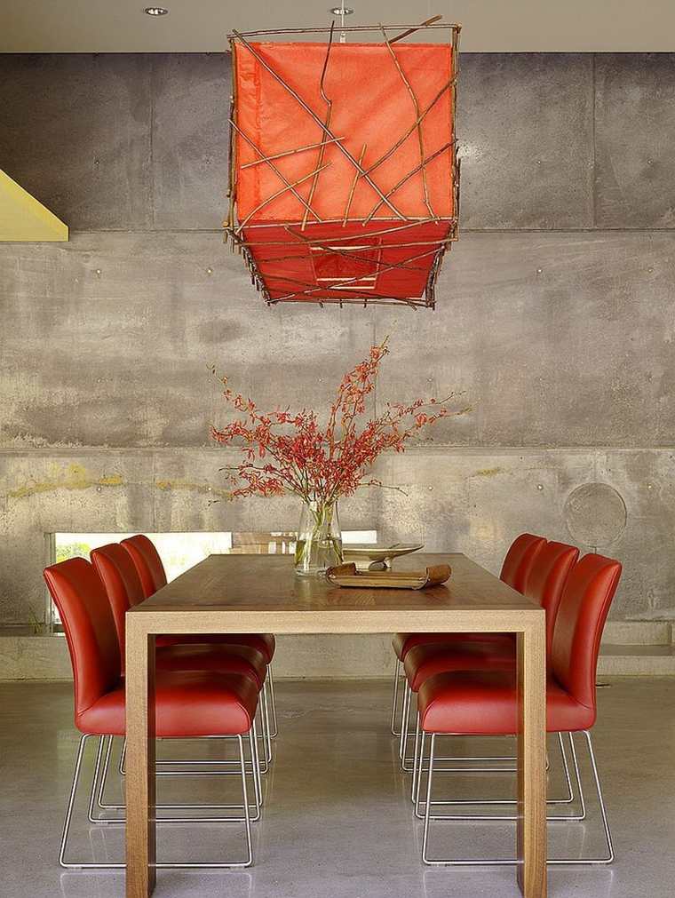 intérieur moderne luminaire suspension orange table en bois chaise rouge cuir 