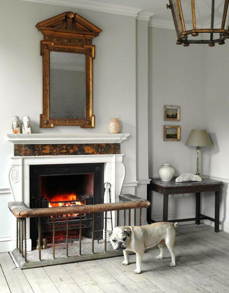 intérieur salon design miroir mur cadre déco cheminée idée table en bois parquet design idée miroir mur cadre doré 