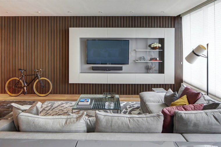 salon mur habillage idée rangement canapé gris clair coussins meuble tv design luminaire idée design
