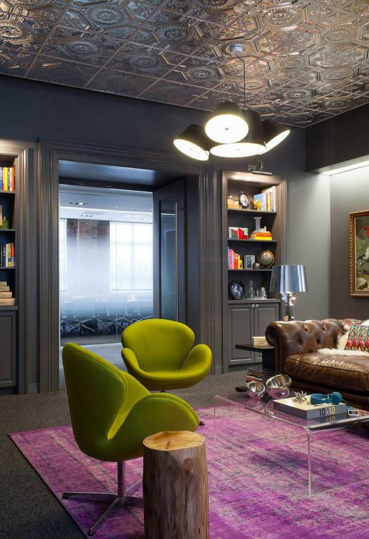 faux plafond métal design idée luminaire suspension fauteuil vert canapé cuir marron tapis de sol violet table basse verre