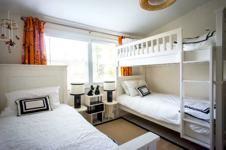 chambre gain de place aménagement idée lit superposé bois blanc coussin design tapis de sol beige rideaux 