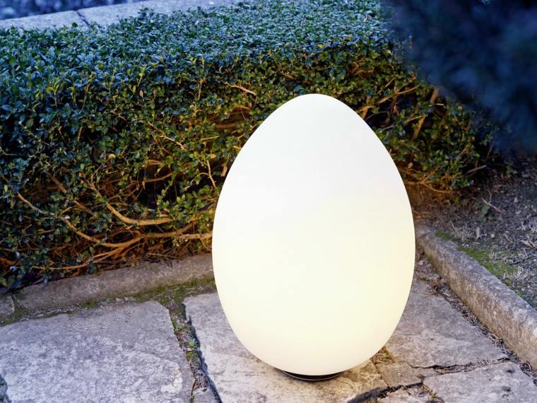luminaire extérieur design idée blacon terrasse uovo luminère design lampadaire en polyethylène fontanaarte