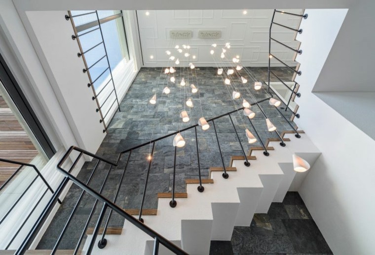 intérieur moderne idée aménagement éclairage design luminaire suspendu escalier bois 