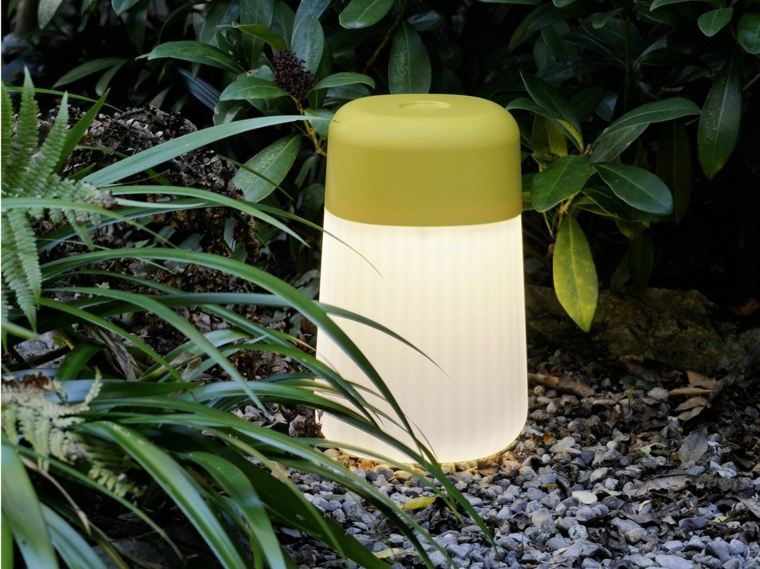 lampadaire extérieur design idée éclairage LED polyethylène design moderne idée 