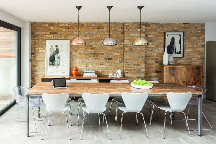 luminaire salle à manger design suspension déco tableau mur briques table en bois chaise blanche 