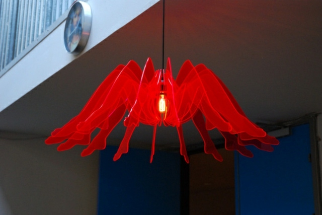 luminaire suspension design forme originale araignée rouge design 
