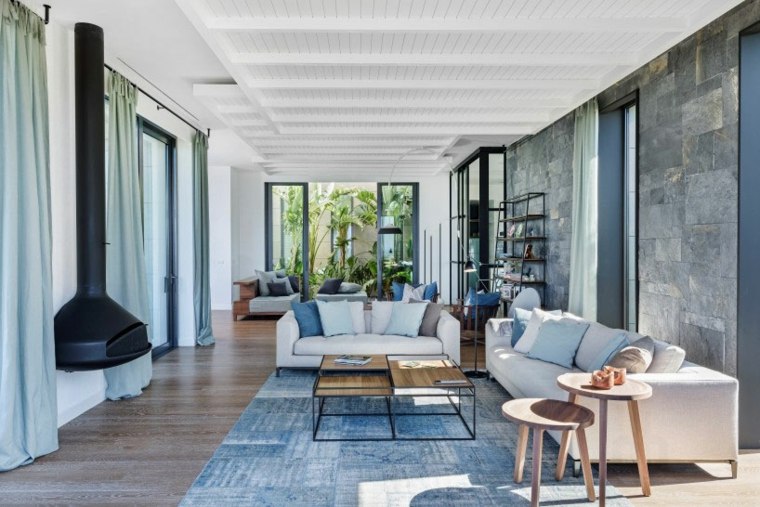intérieur contemporain maison moderne aménagement salon idée canapé blanc cossins tapis de sol bleu déco table bois design studio istanbul ofist 