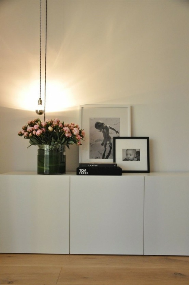 meuble ikea besta idée rangement luminaire suspension bouquet fleurs déco cadres