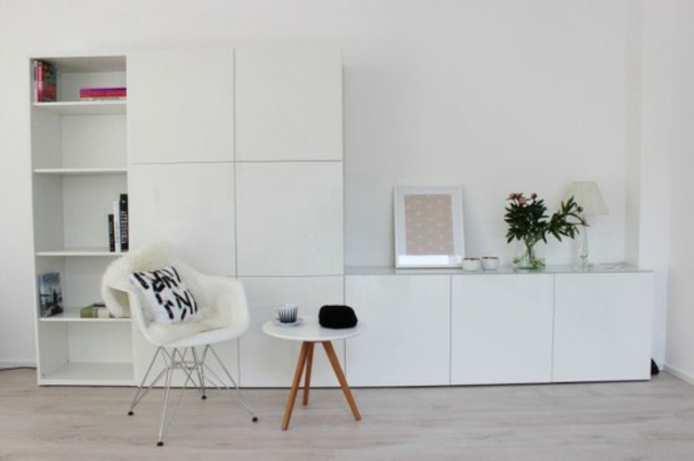 rangement ikea meuble besta design bois table basse fauteuil blanc coussins plante déco mur cadre